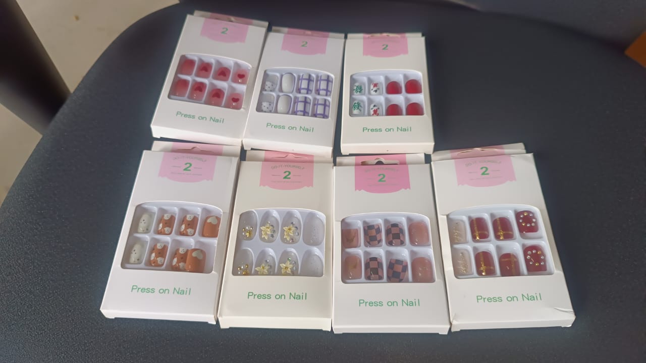 Premium Glitter 3D Floral Press-On Artificial Nail Tips with Nail Glue (1 Set)